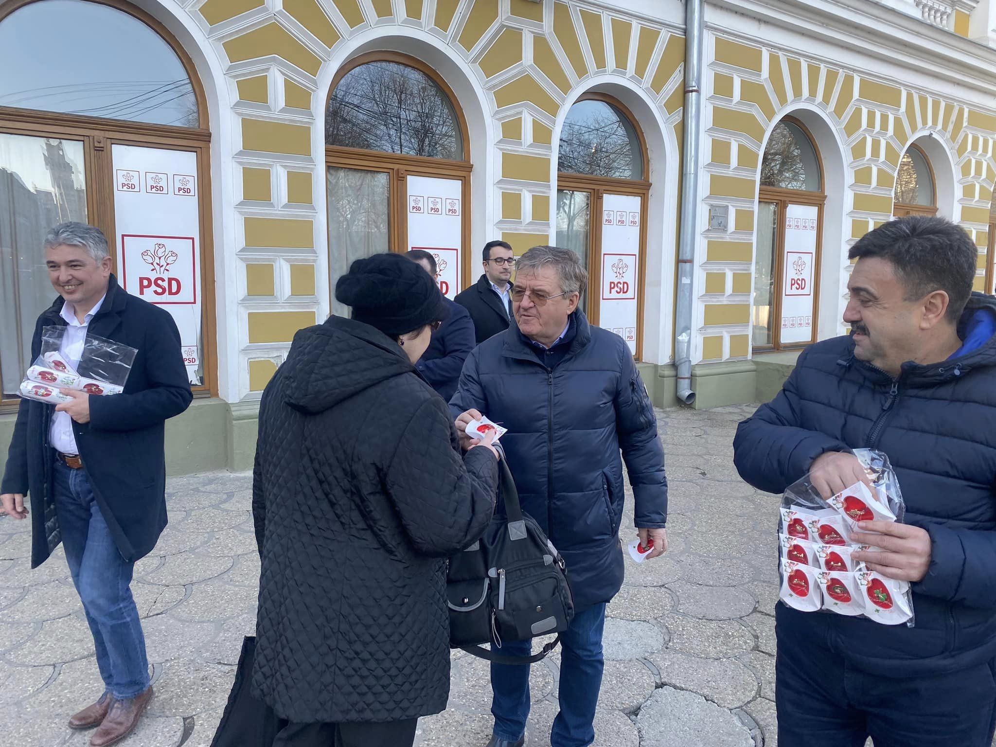 Social-democrații sătmăreni au oferit mărțișoare sătmărencelor