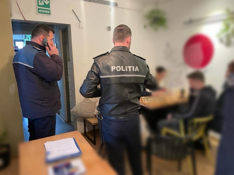 FOTOGALERIE. RAZIE. Polițiștii sătmăreni au cules de prin baruri  zeci de elevi care trebuiau să fie la ore