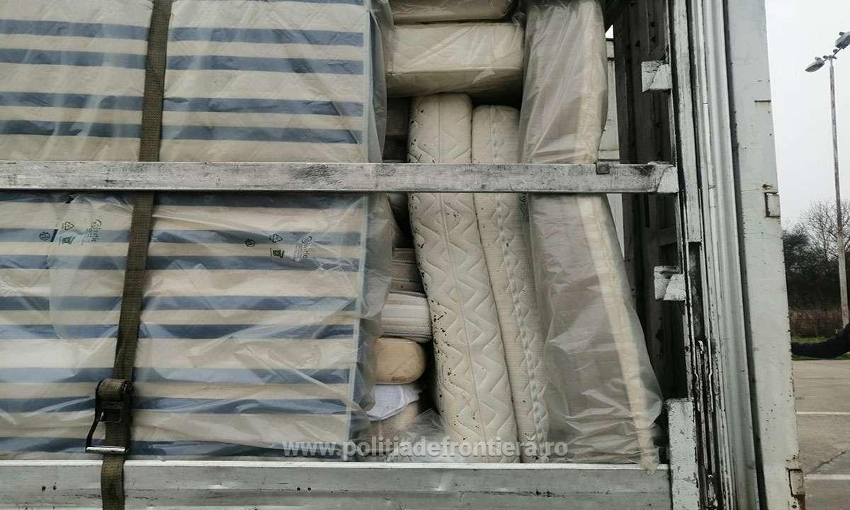 Aproximativ 10 tone de produse second hand, oprite la intrarea în țară