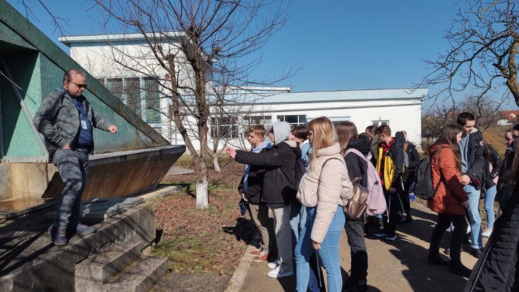 Peste 1.500 de elevi în vizită la Apaserv