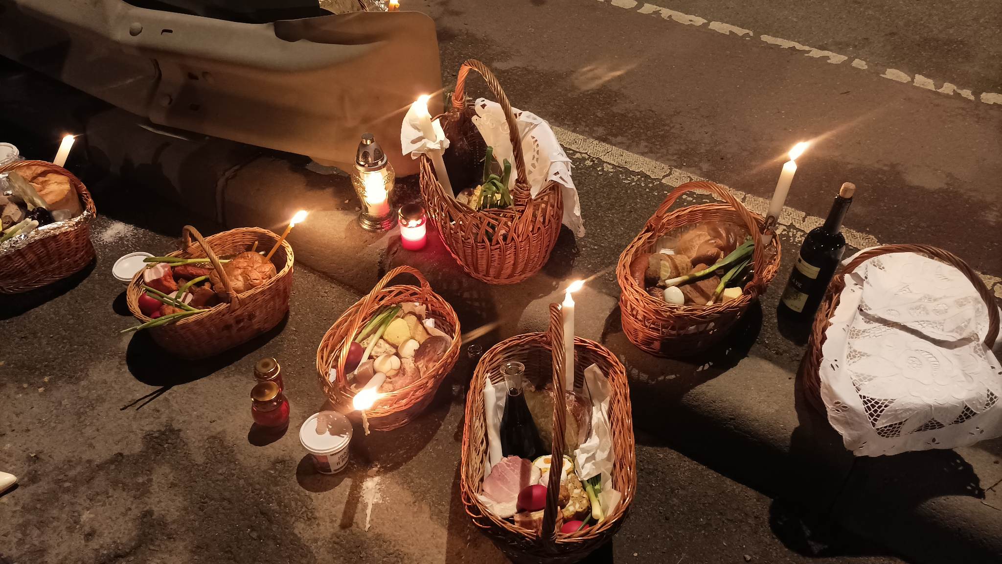 Sute de sătmăreni au fost prezenți la Biserică în noaptea de Înviere