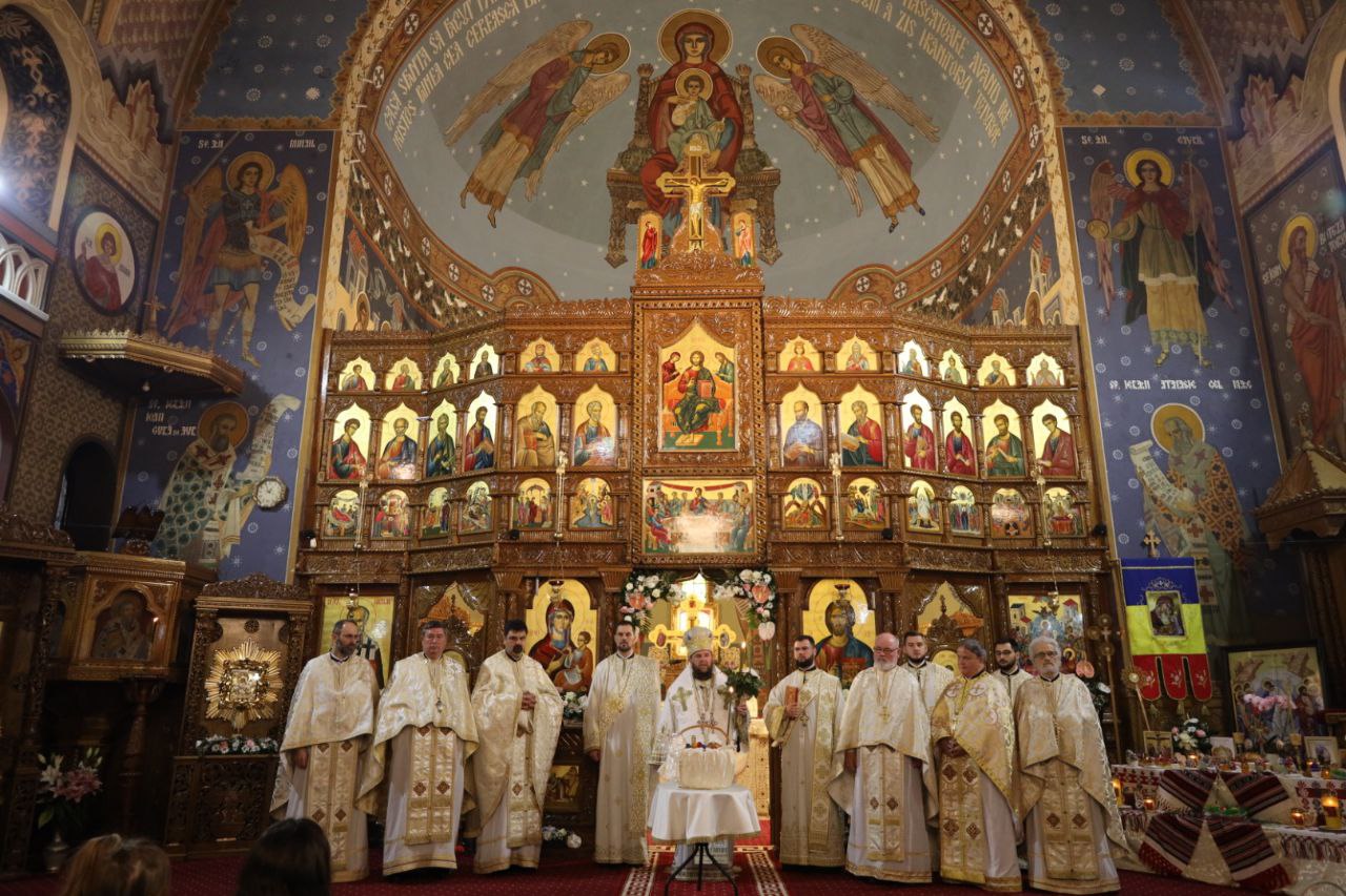 Slujba Învierii Domnului la Catedrala Ortodoxă „Adormirea Maicii Domnului” din Satu Mare săvârșită de Preasfințitul Părinte Timotei Sătmăreanul