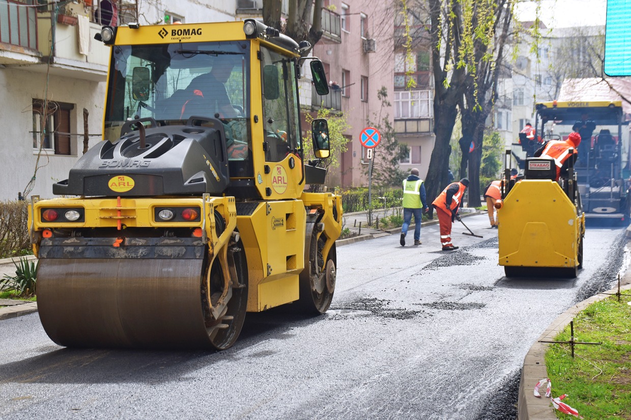 FOTO> Firma ARL Cluj execută lucrări de întreținere a străzilor din Micro 16