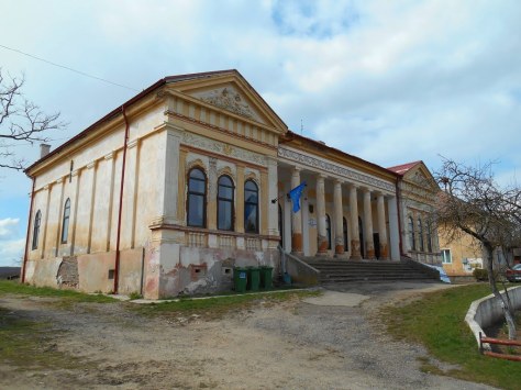 Istoricul localității Săcășeni – locul unde se află un castel construit în stil eclectic dar și cea mai mare rezervație de păr sălbatic din Europa