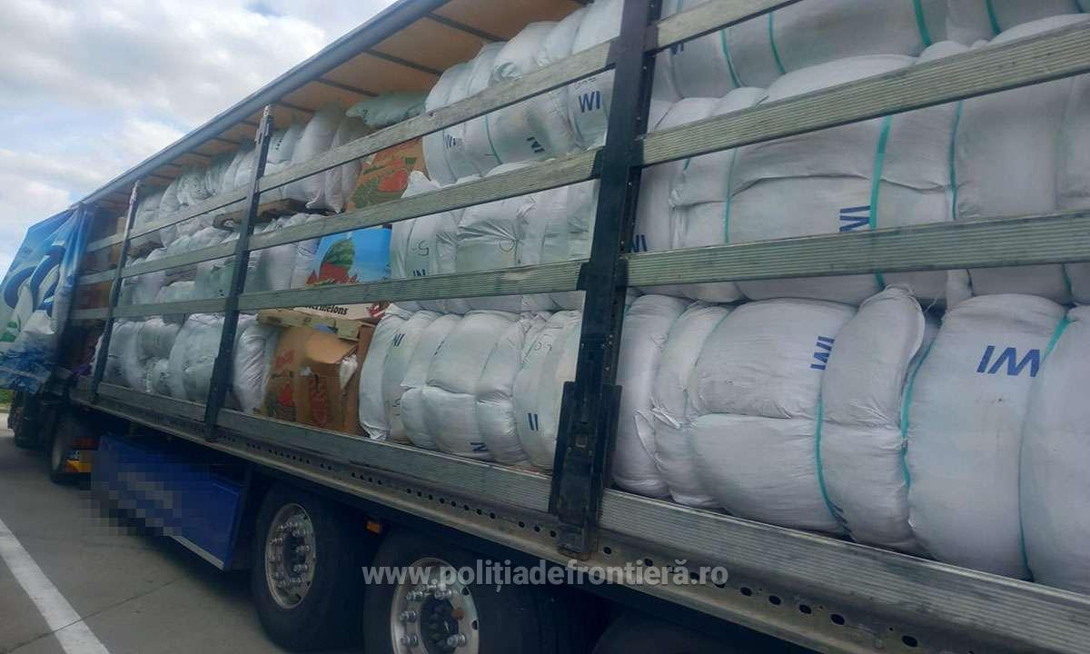 TIR încărcat cu zece de tone de deșeuri, oprit la Petea