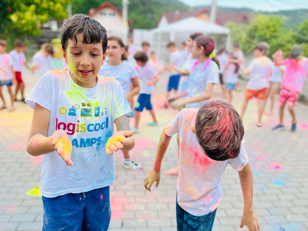 TABĂRĂ.  Logiscool organizează tabere de vară pentru elevi