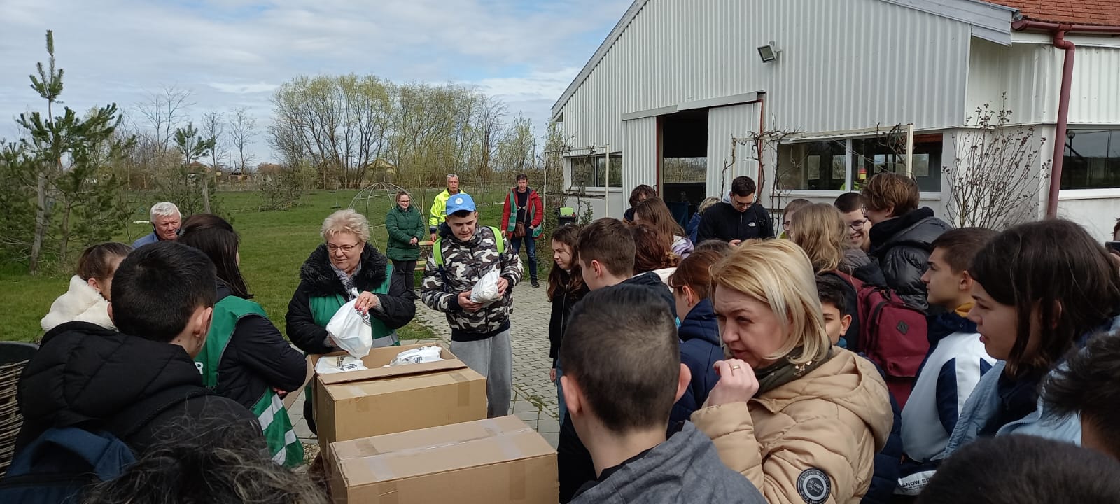 100 de puieți de tei și de stejar roșu plantați de Asociația Ecologică  și Umanitară „Copacul vieţii”