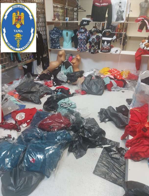 Bunuri contrafăcute în valoare de 1.100.000 lei, reținute de inspectorii vamali în complexul comercial "Dragonul Roșu"