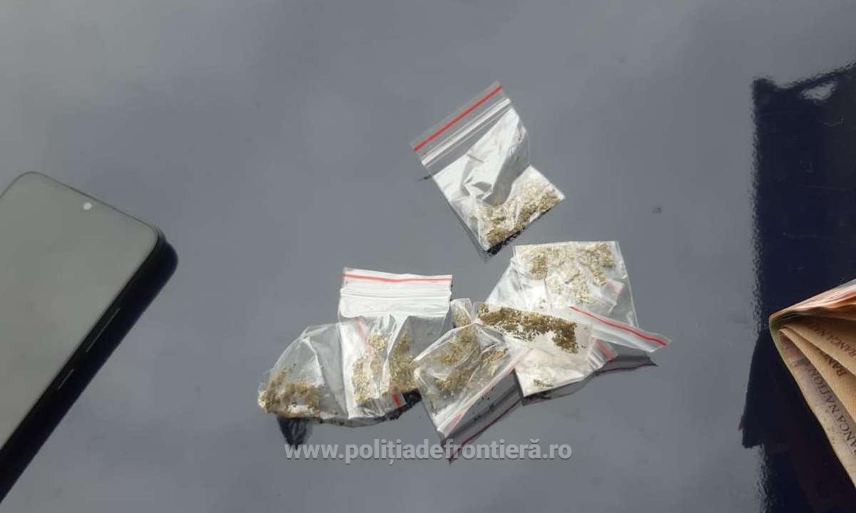 Sătmărean descoperit în Dorolț, cu șapte pliculețe de substanțe interzise