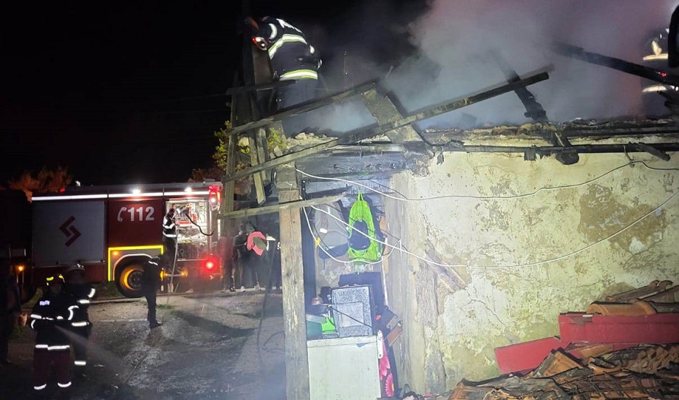 FOTO> Incendiu de amploare în Oaș. Nouă copii au rămas fără casă