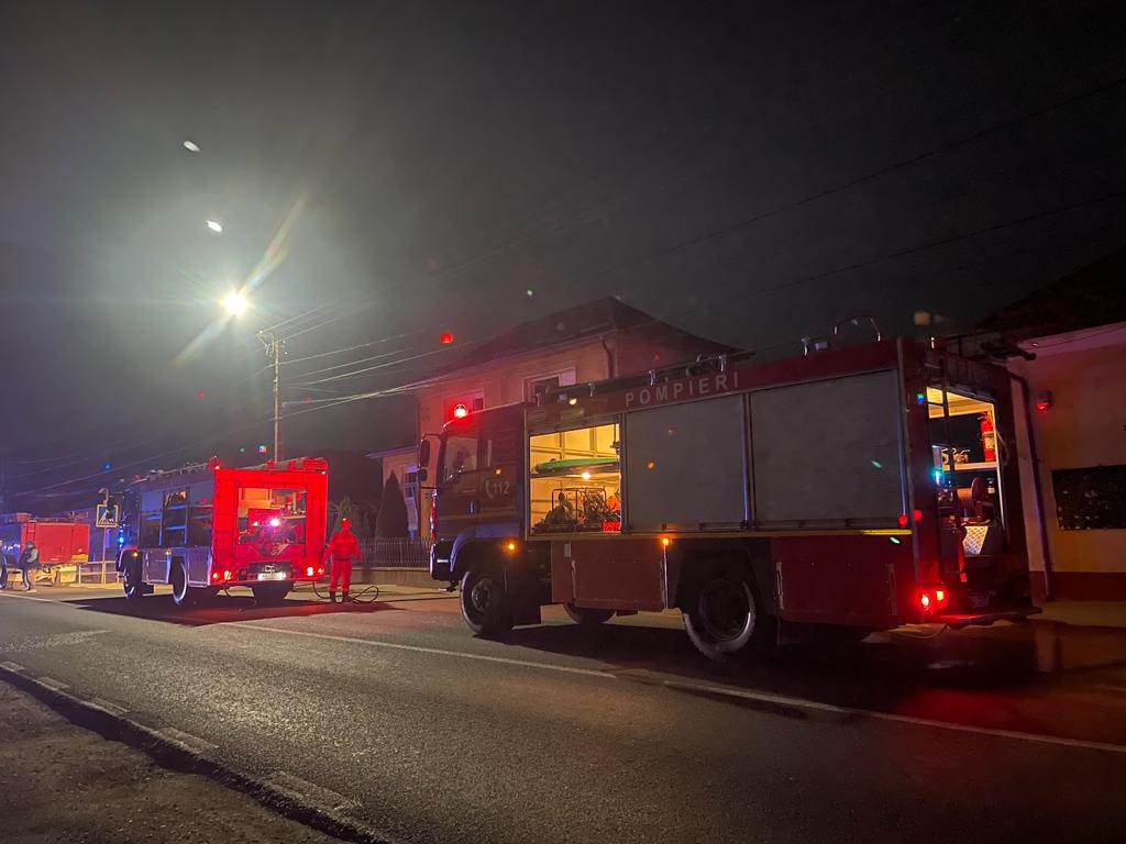 FOTO. INCENDIU de amploare la o casă, în județ