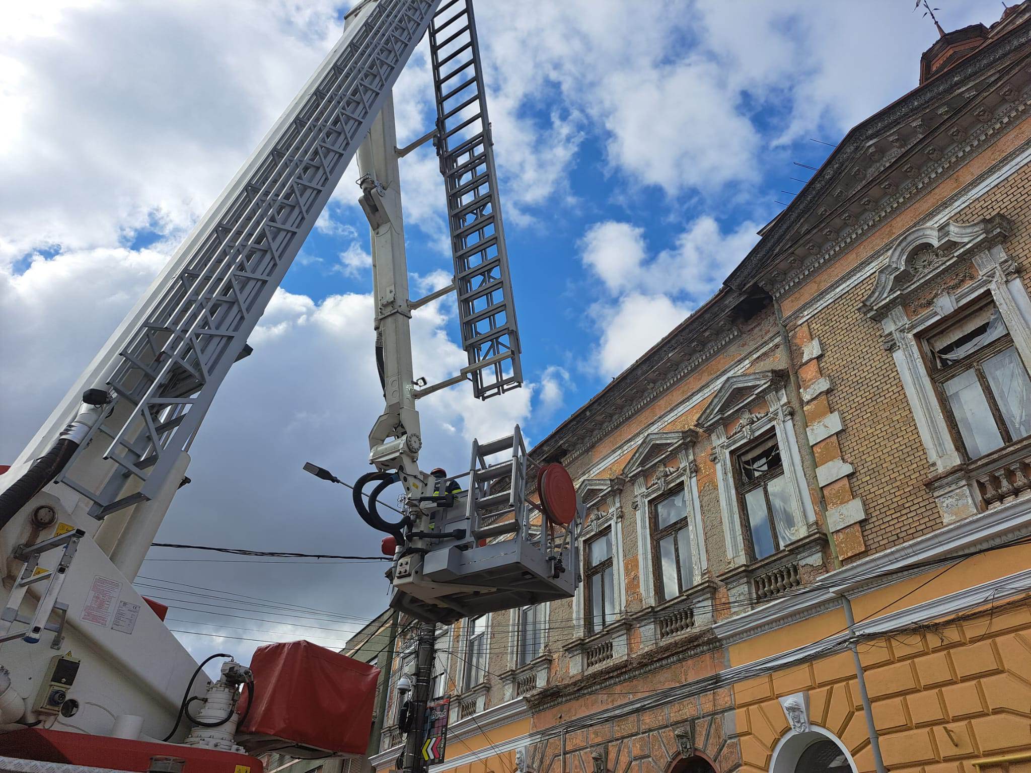 O nouă clădire pericol public