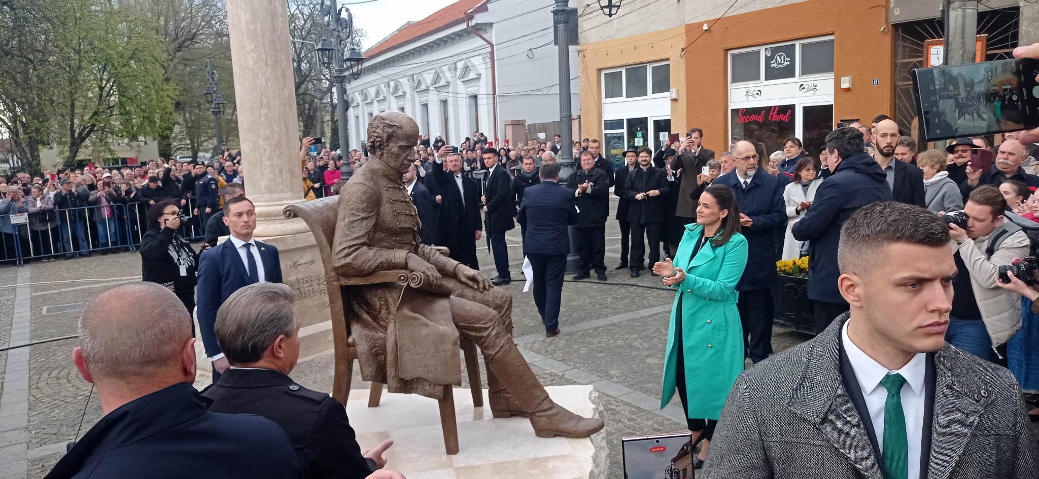 VIDEO/FOTO: Președintele Ungariei, huiduită și aplaudată la Carei