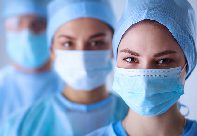 Se suspendă obligativitatea purtării măștii de către angajații Spitalului de Urgență Satu Mare