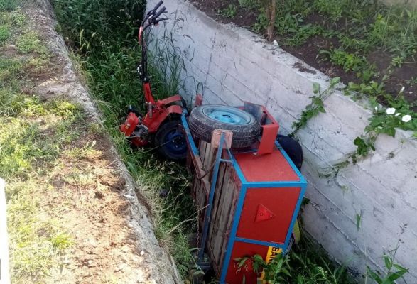 Beat fiind, s-a răsturnat cu motocultorul în șanț