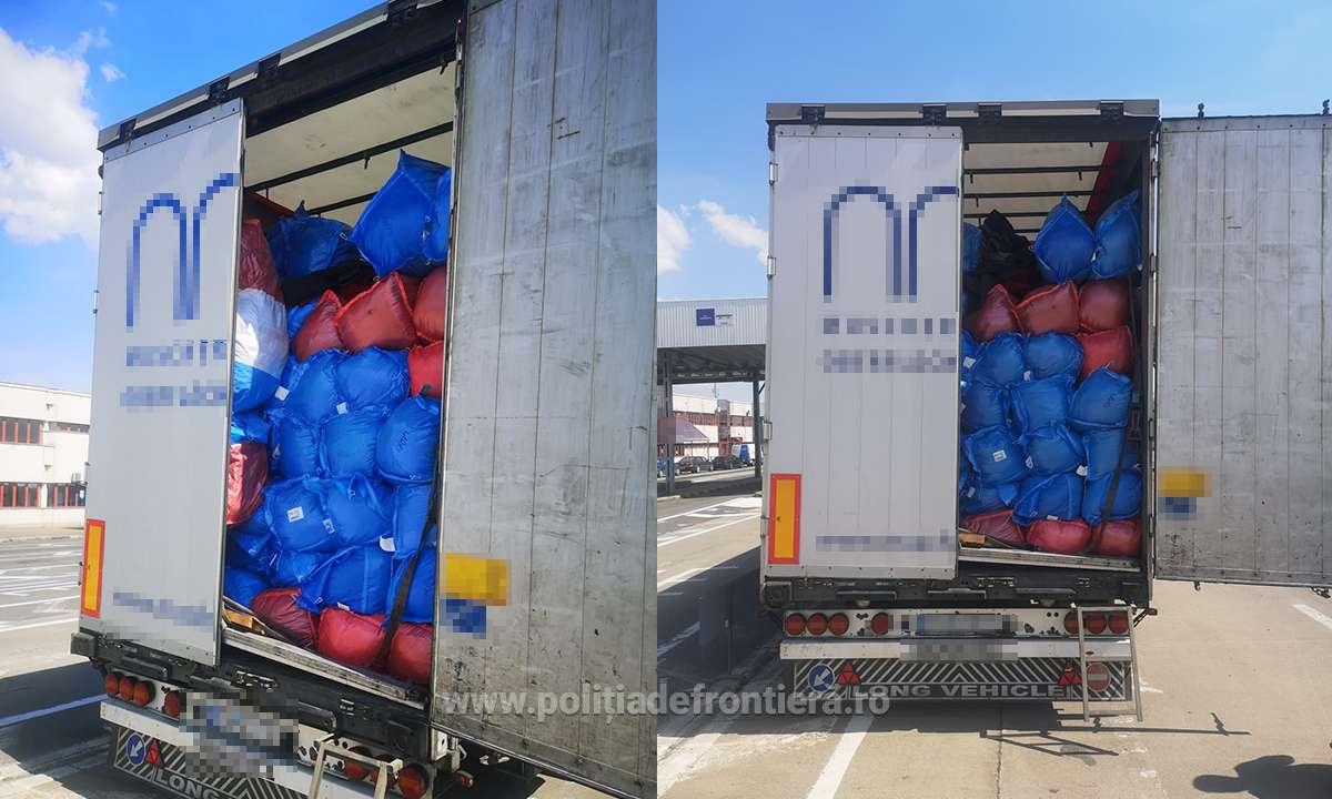 TIR încărcat cu aproximativ 17,5 tone  de deșeuri, oprit la Petea