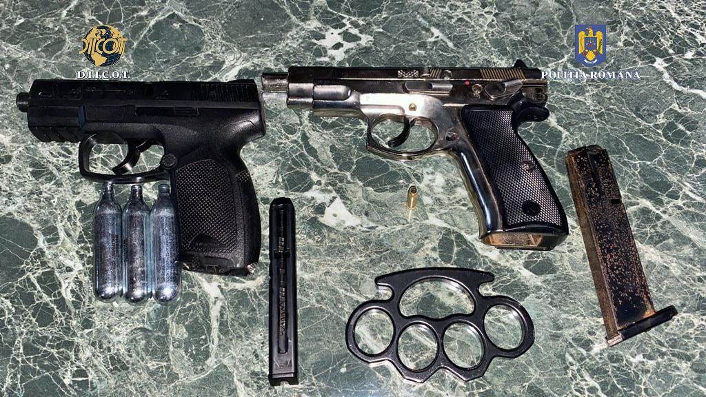 Percheziţii la persoane bănuite de trafic de droguri de risc şi mare risc