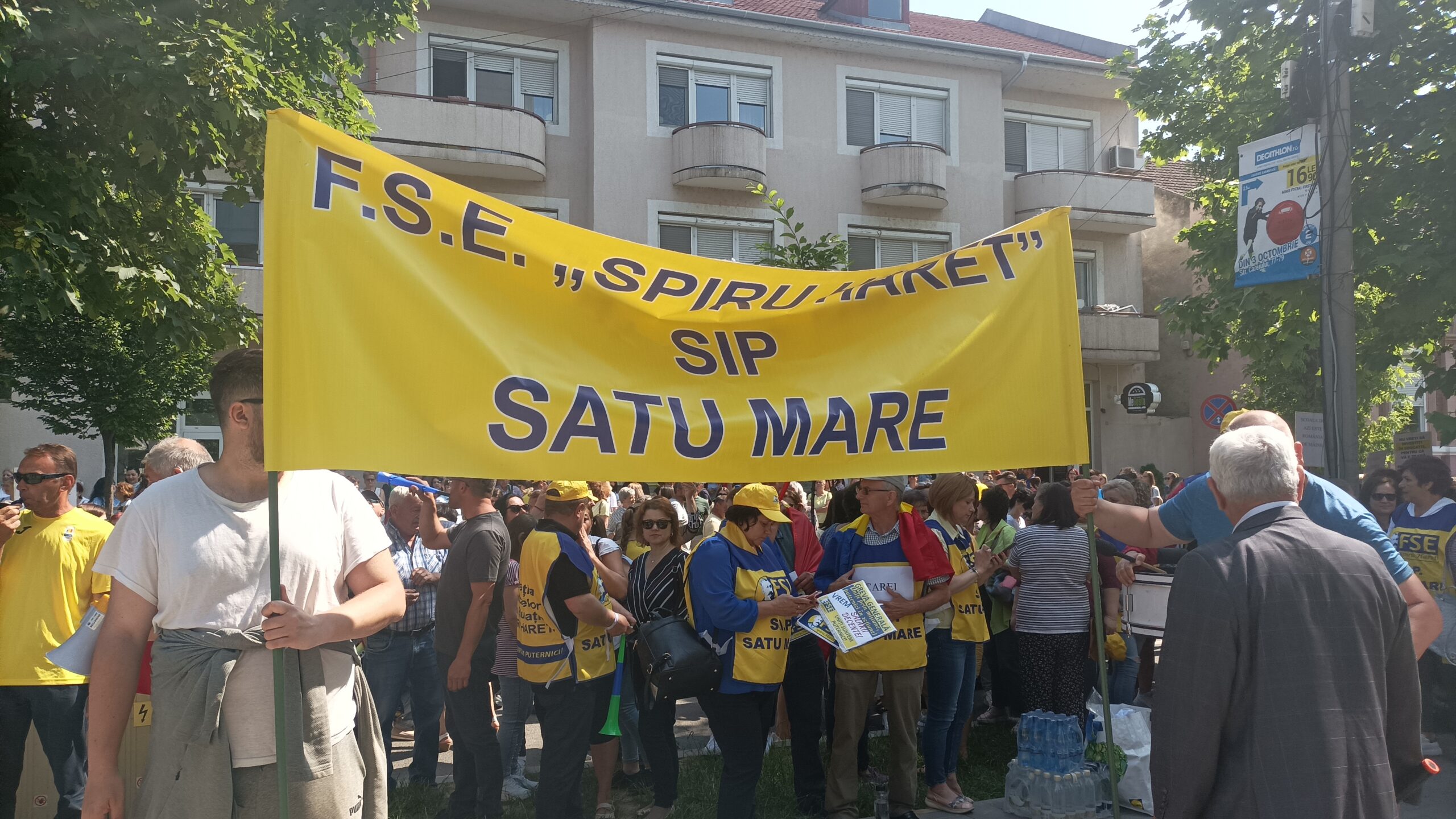 Protest semnificativ în fața Instituției Prefectului din Satu Mare. Profesorii vor salarii decente și respect