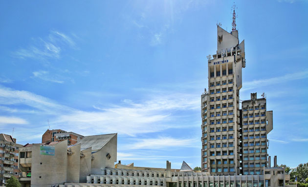 Primul “zgârie nori” din România a fost construit la Satu Mare. A costat trei miliarde de lei și era clădirea cu care se mândrea dictatorul Ceaușescu