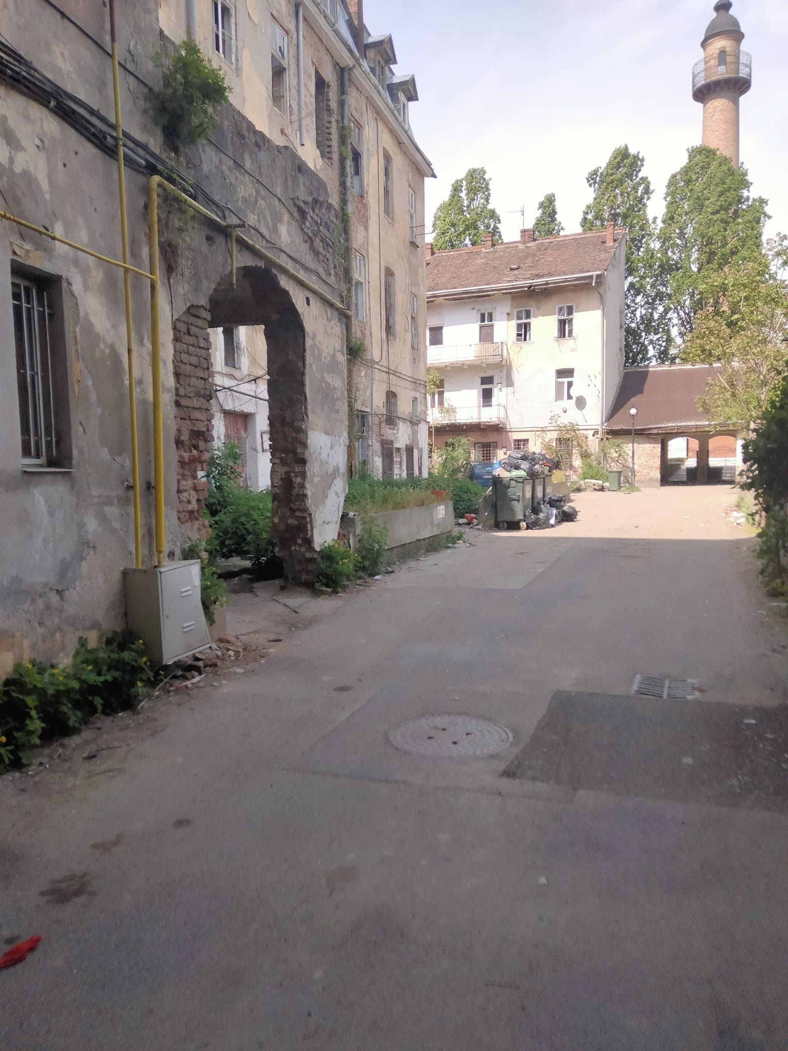 Afară-i vopsit gardu’...