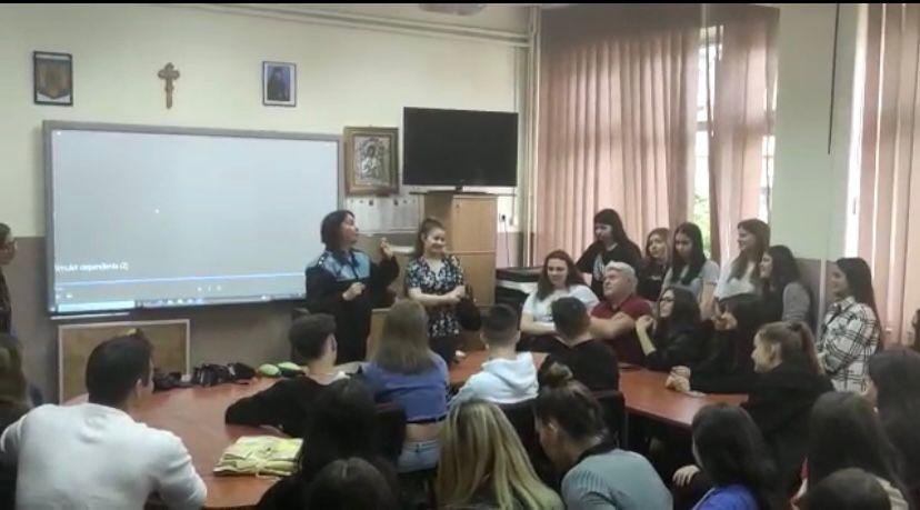 PESTE 900 DE ELEVI, INFORMAȚI DE POLIȚIȘTI ÎN PRIMA CAMPANIE PRIVIND PORTUL OBIECTELOR PERICULOASE
