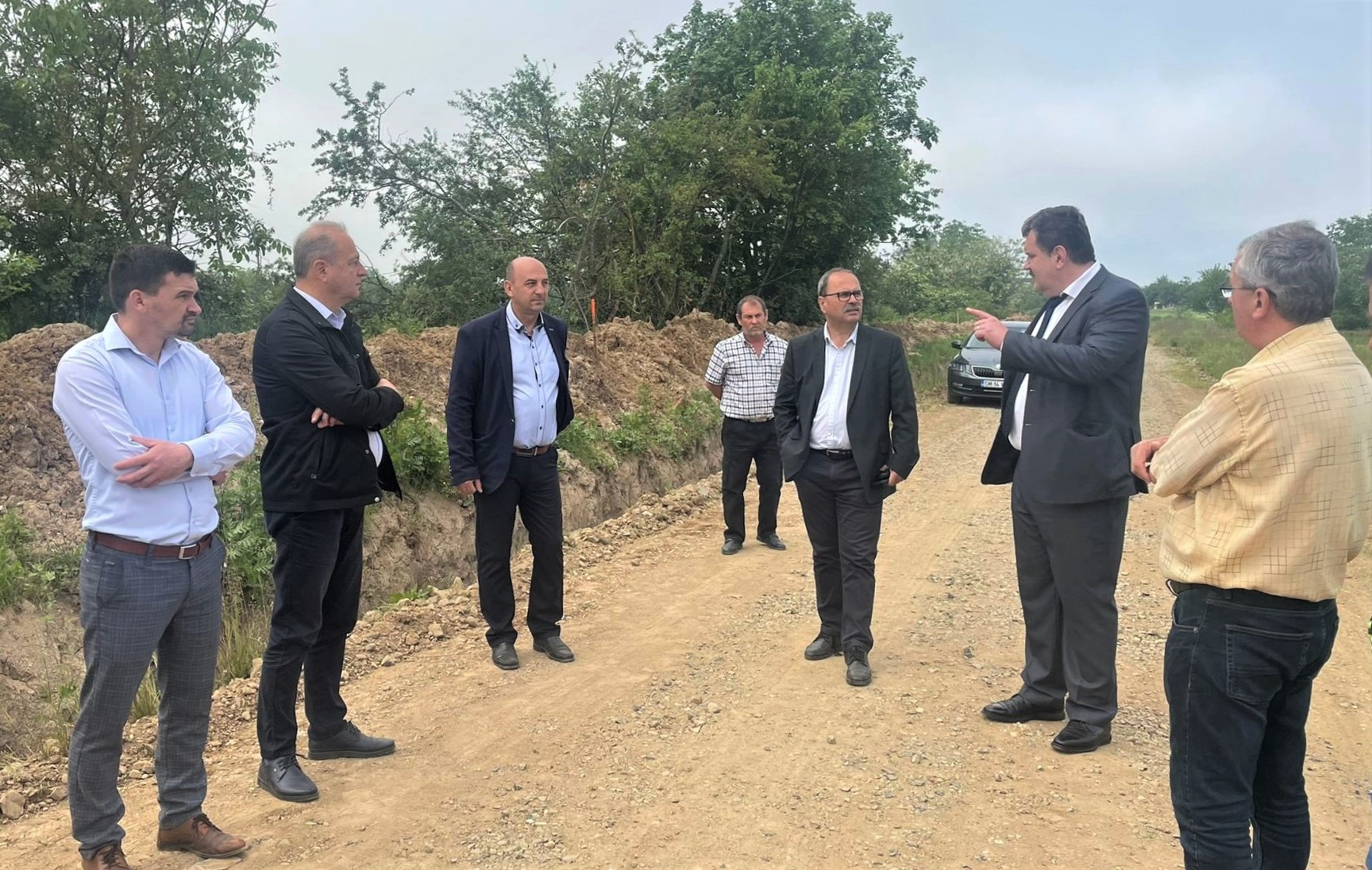 MODERNIZARE. Au fost demarate lucrările de modernizare pe două tronsoane importante ale drumului județean DJ 195