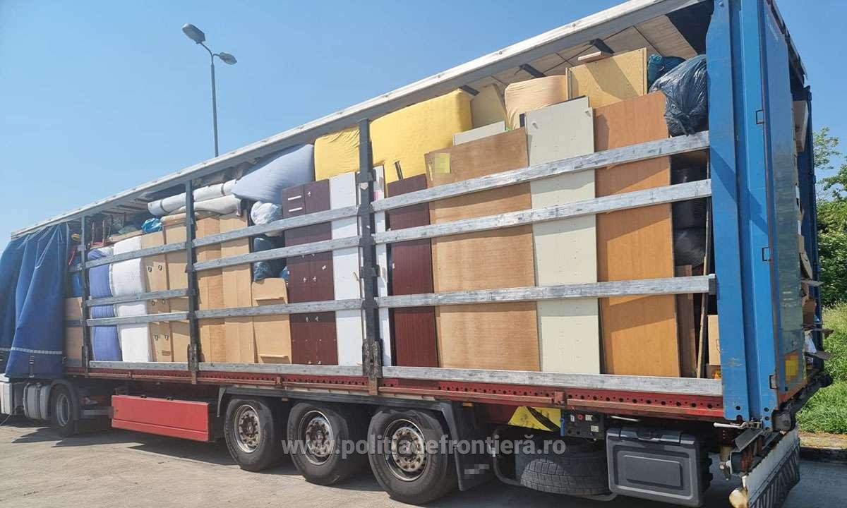 Zece tone de haine și saltele uzate, oprite la intrarea în țară