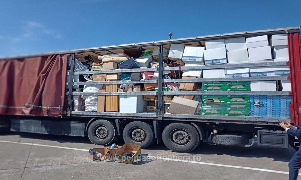 27 tone deșeuri de alimente expirate, mobilă și textile, oprite la intrarea în țară