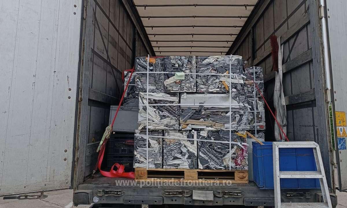 Peste 51 tone deșeuri de aluminiu și textile, oprite la intrarea în țară
