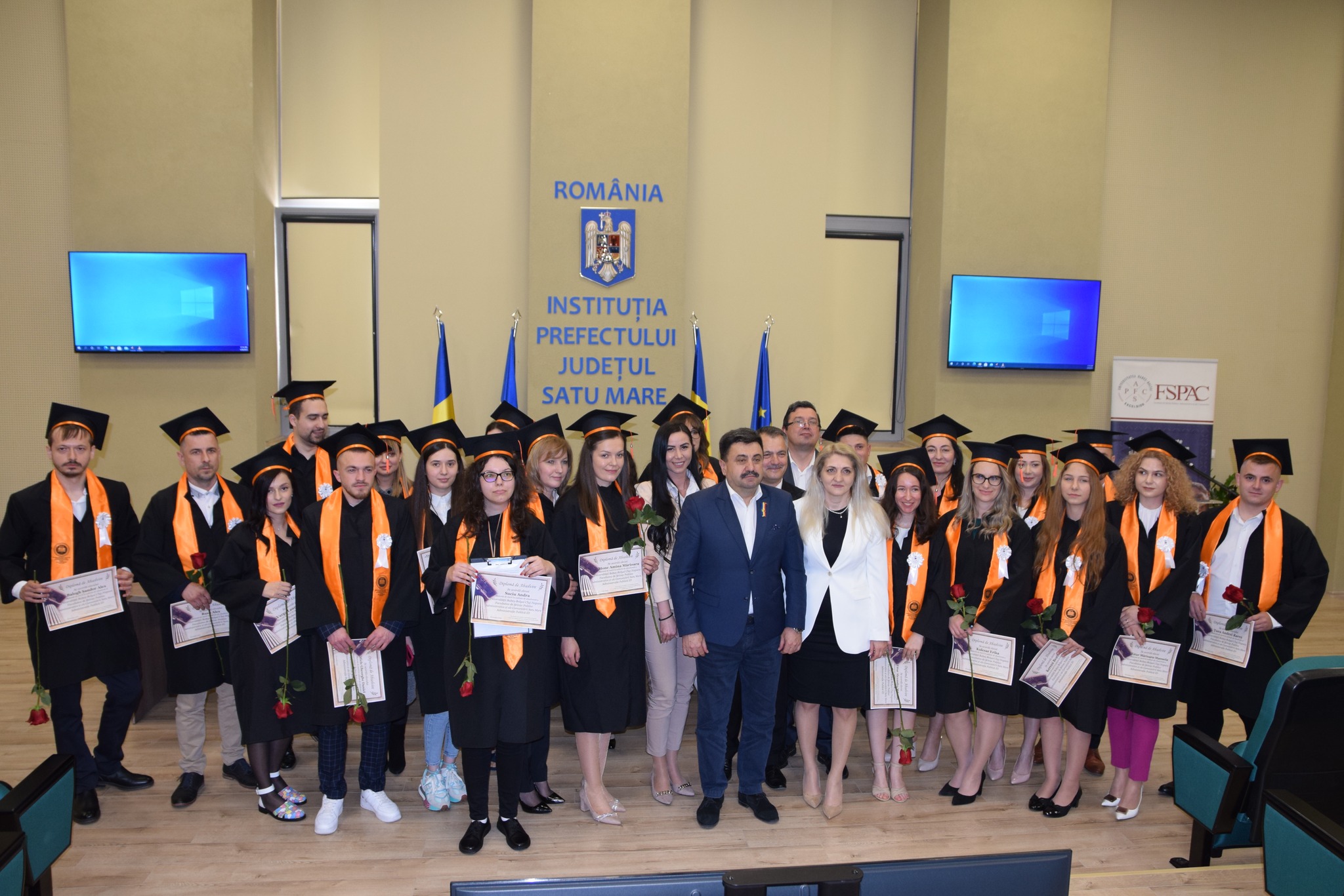 Festivitate de absolvire a Extensiei Satu Mare a Universității Babeș-Bolyai, la Instituția Prefectului