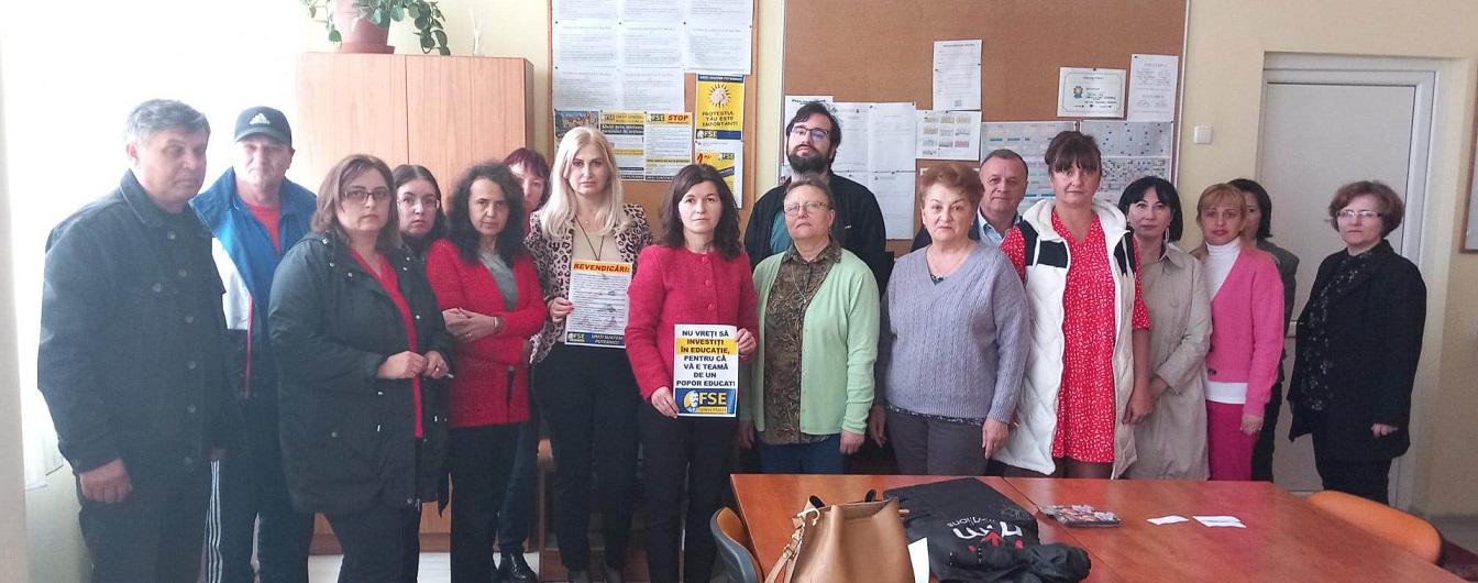 FOTO. Profesorii au oprit cursurile. Grevă de avertisment