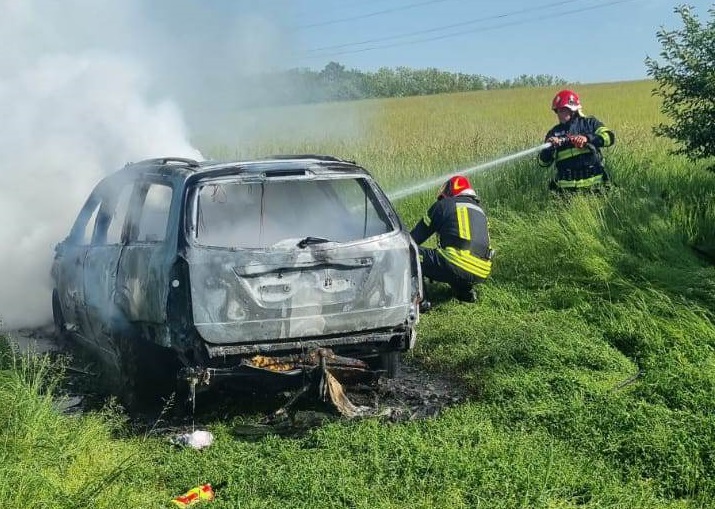 FOTO. Mașină în flăcări în județ. Au intervenit pompierii