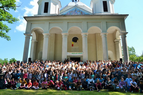 Eveniment. Peste 800 de participanți la Întâlnirea Eparhială a Copiilor și Tinerilor din Eparhia de Maramureș de la Șișești