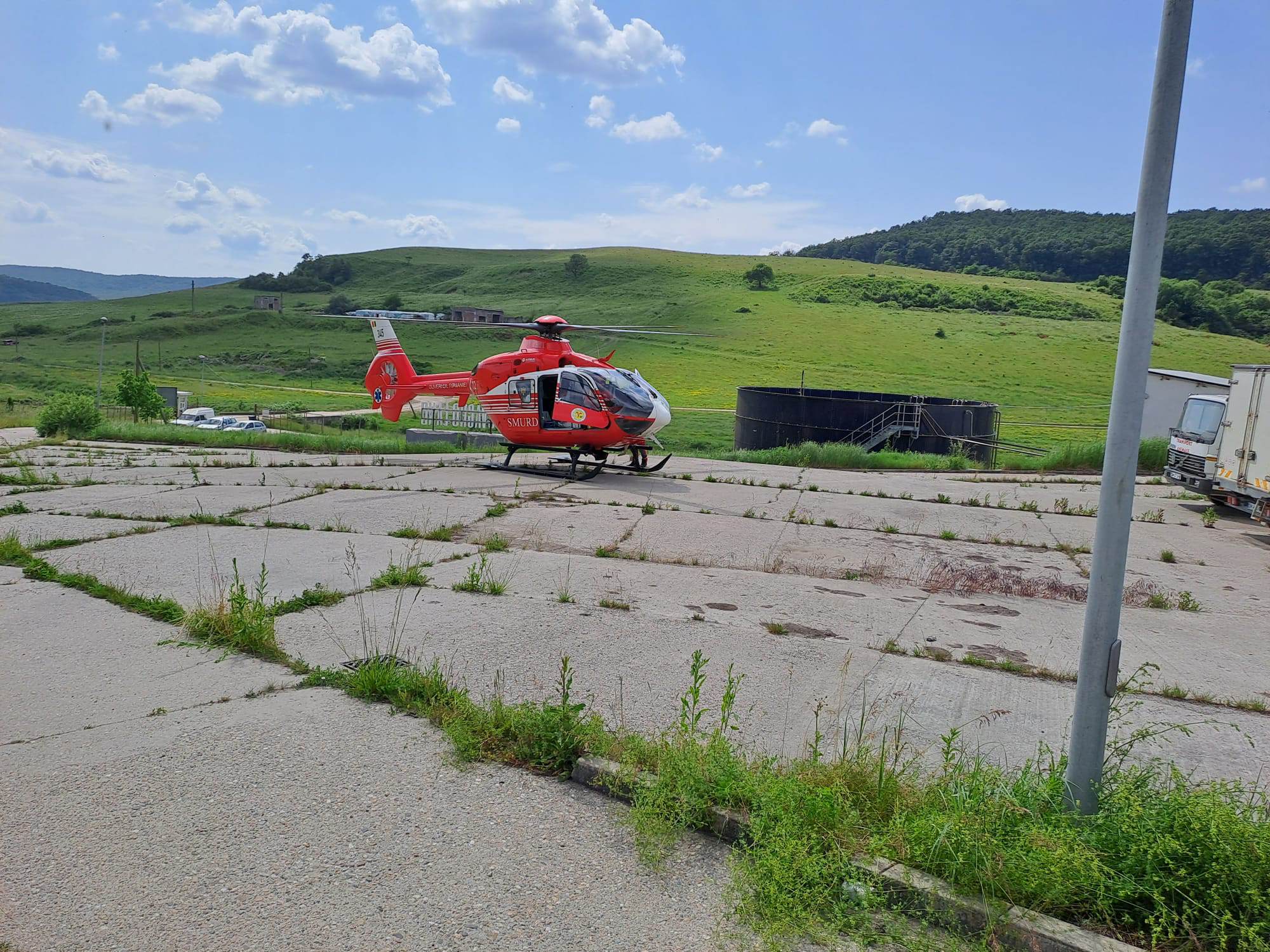 Bărbat salvat în ultimul moment după ce a căzut în groapa septică a unei femre de porci