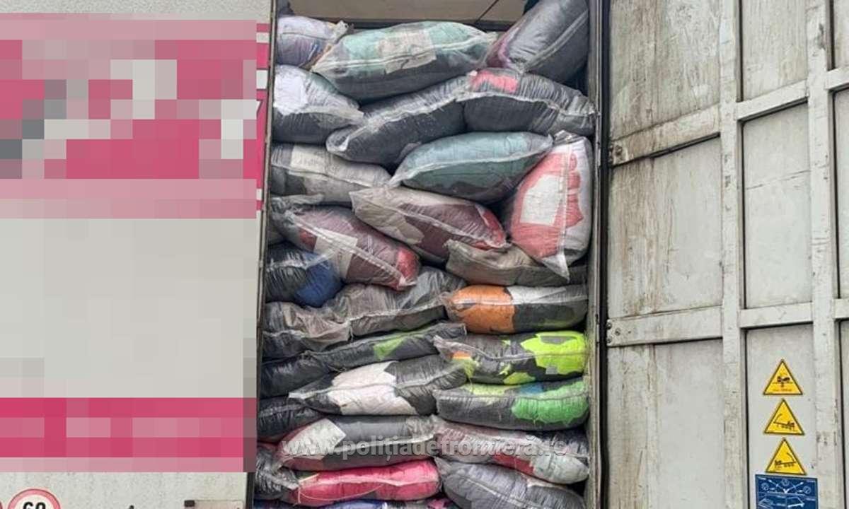 TIR încărcat cu aproximativ 10 de tone de deșeuri, oprit la P.T.F. Petea