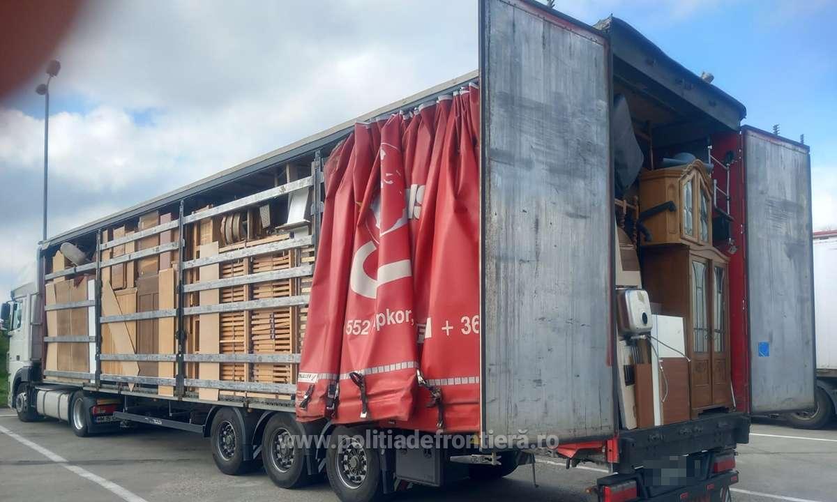 TIR-uri încărcate cu peste 37 de tone  de deșeuri, oprite la P.T.F. Petea