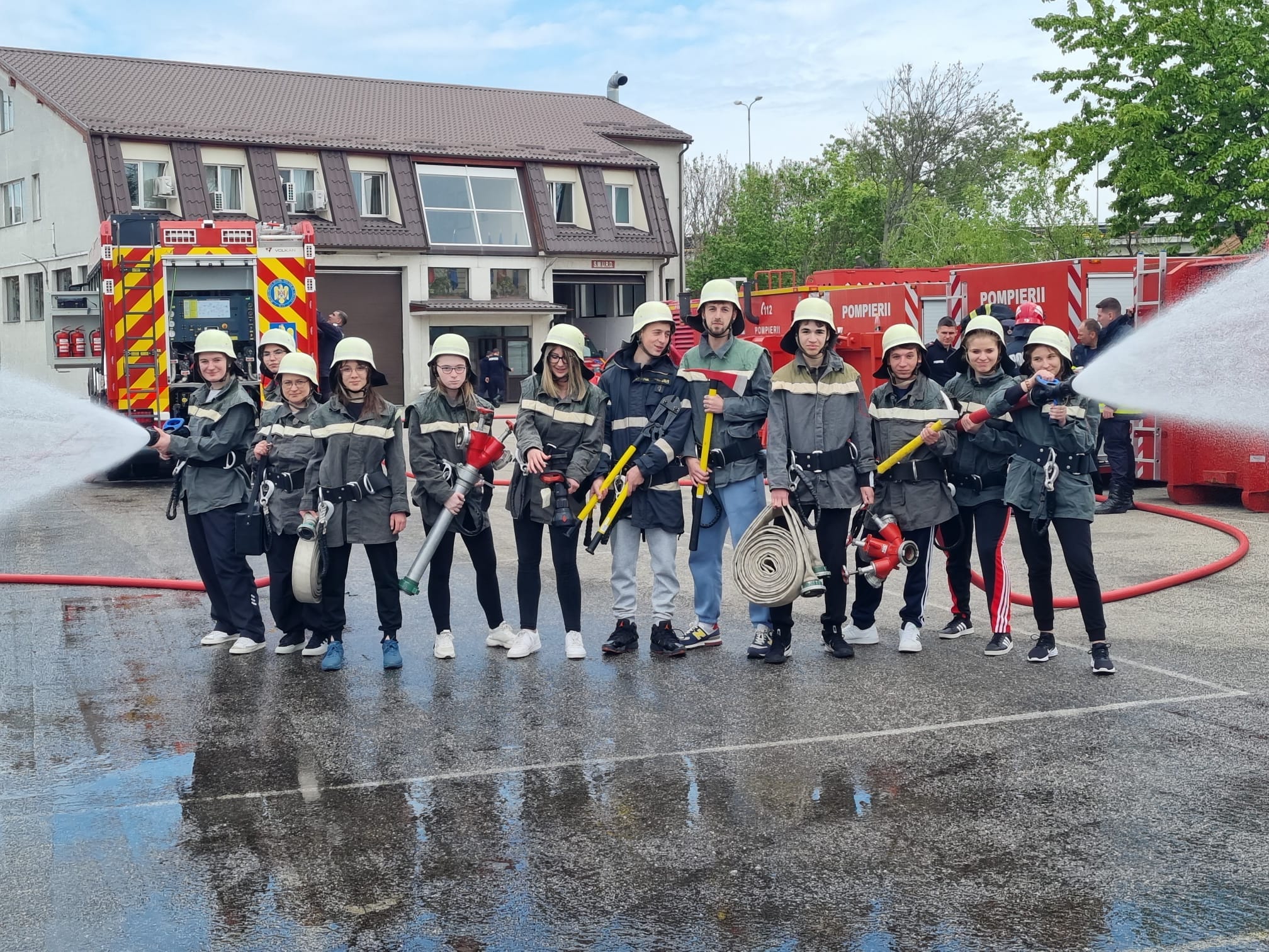 Voluntarii seriei a XI-a din cadrul programului "Salvatori din pasiune", la finalul  cursului  introductiv general!