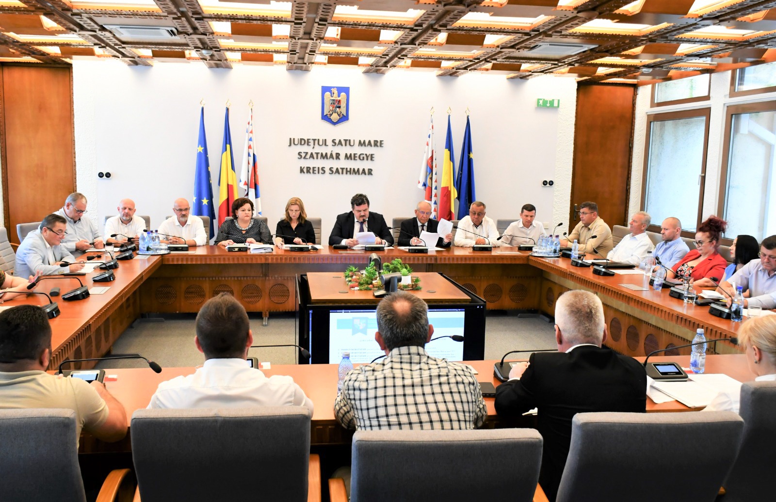 INVESTIȚIE PENTRU VIITOR. Microbuze școlare electrice pentru elevii din 27 de comune ale județului