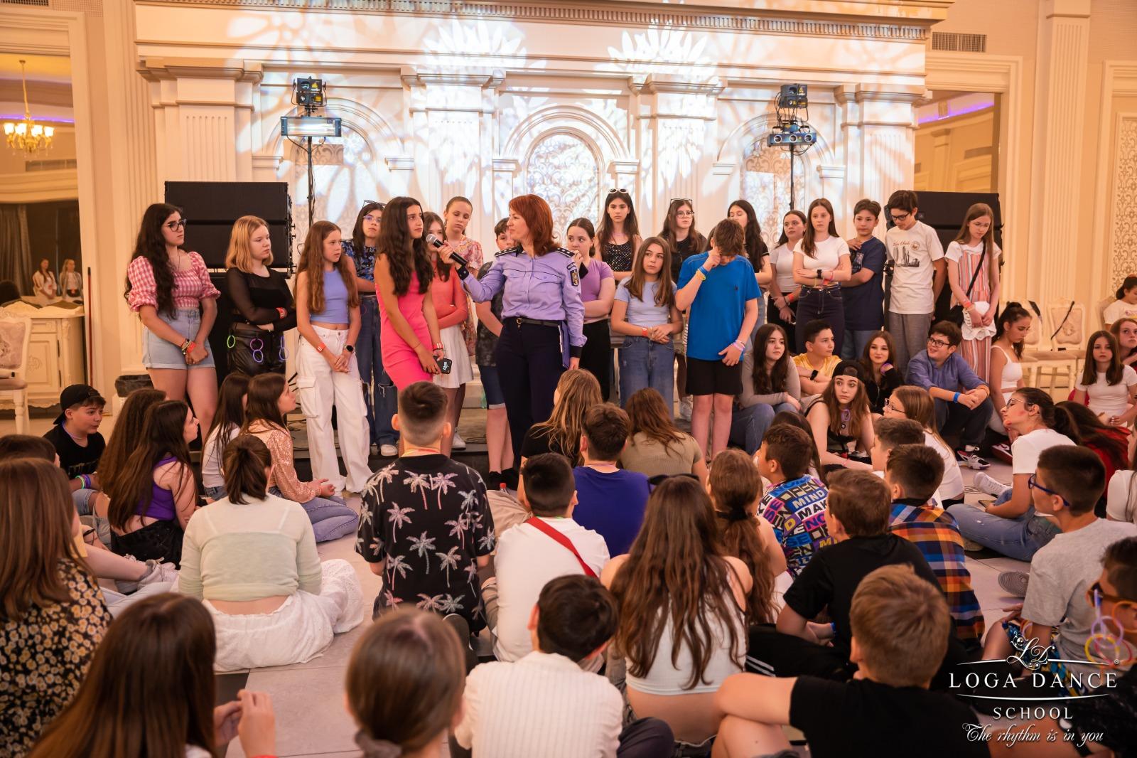 FOTO: Elevii sătmăreni, informați de polițiști despre droguri și obiecte periculoase