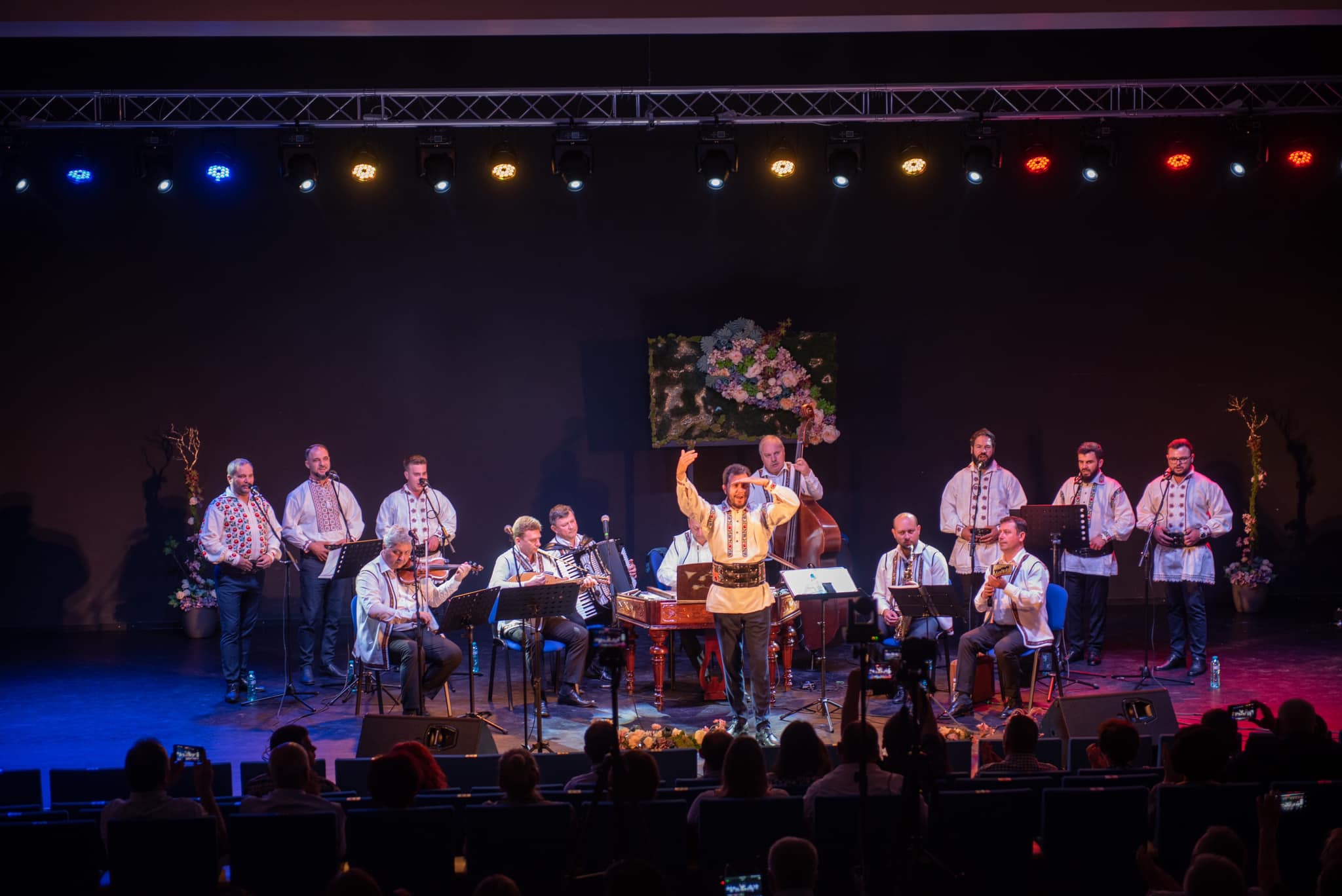 FOTOGALERIE. Regal folcloric coral-instrumental la Ardud