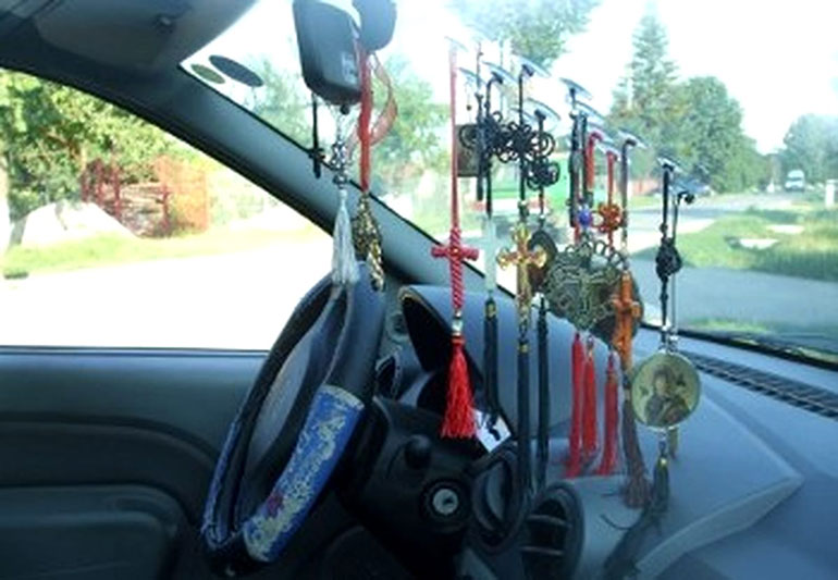 Cruciulițele provoacă amenzi... dacă sunt pe parbriz