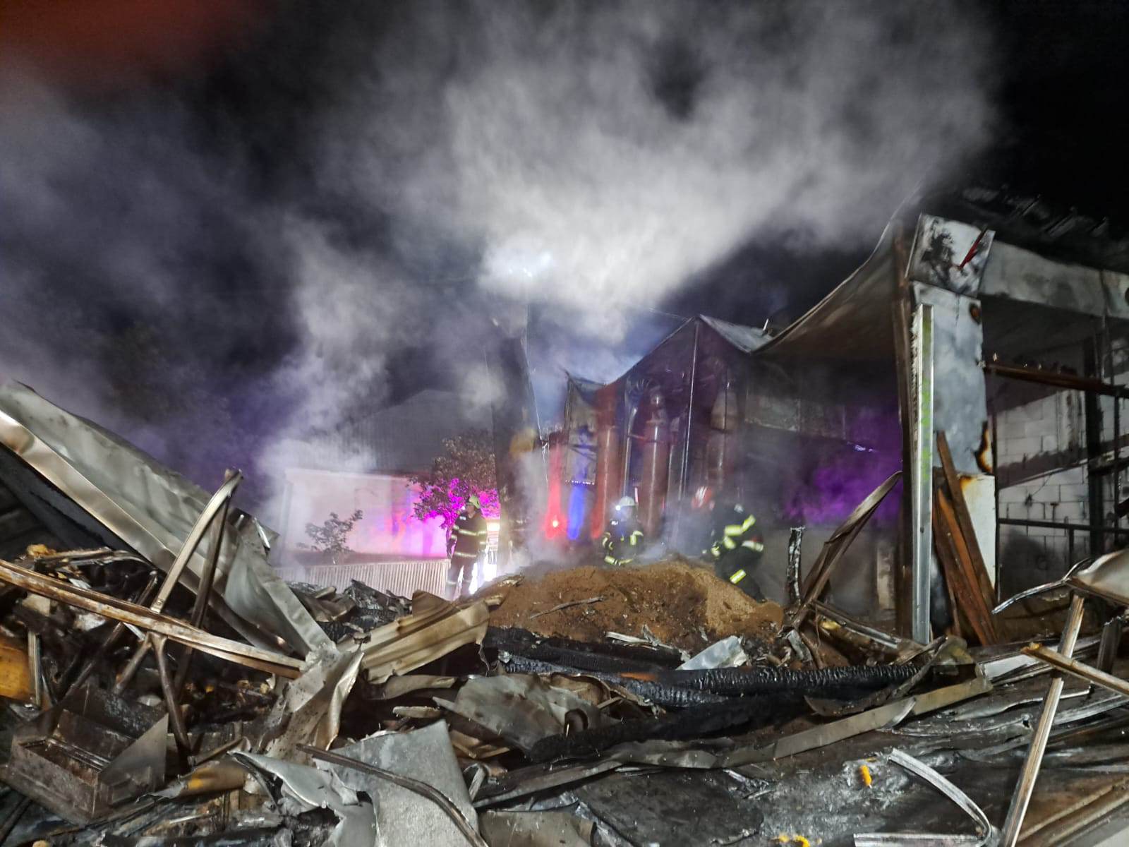 FOTO/VIDEO. PRĂPĂD în județ. O fabrică a ars din temelii