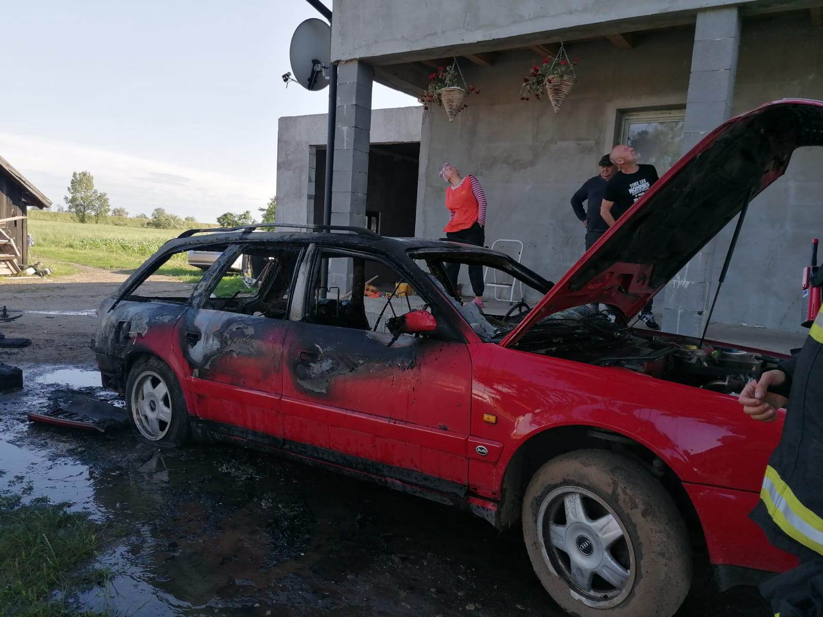 FOTO. Mașină distrusă de un incendiu în județ