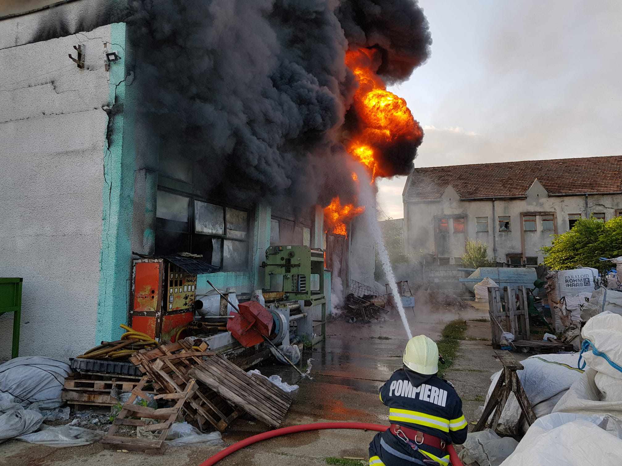 O hală din localitatea Botiz, cuprinsă de flăcări. Au intervenit 9 subofițeri