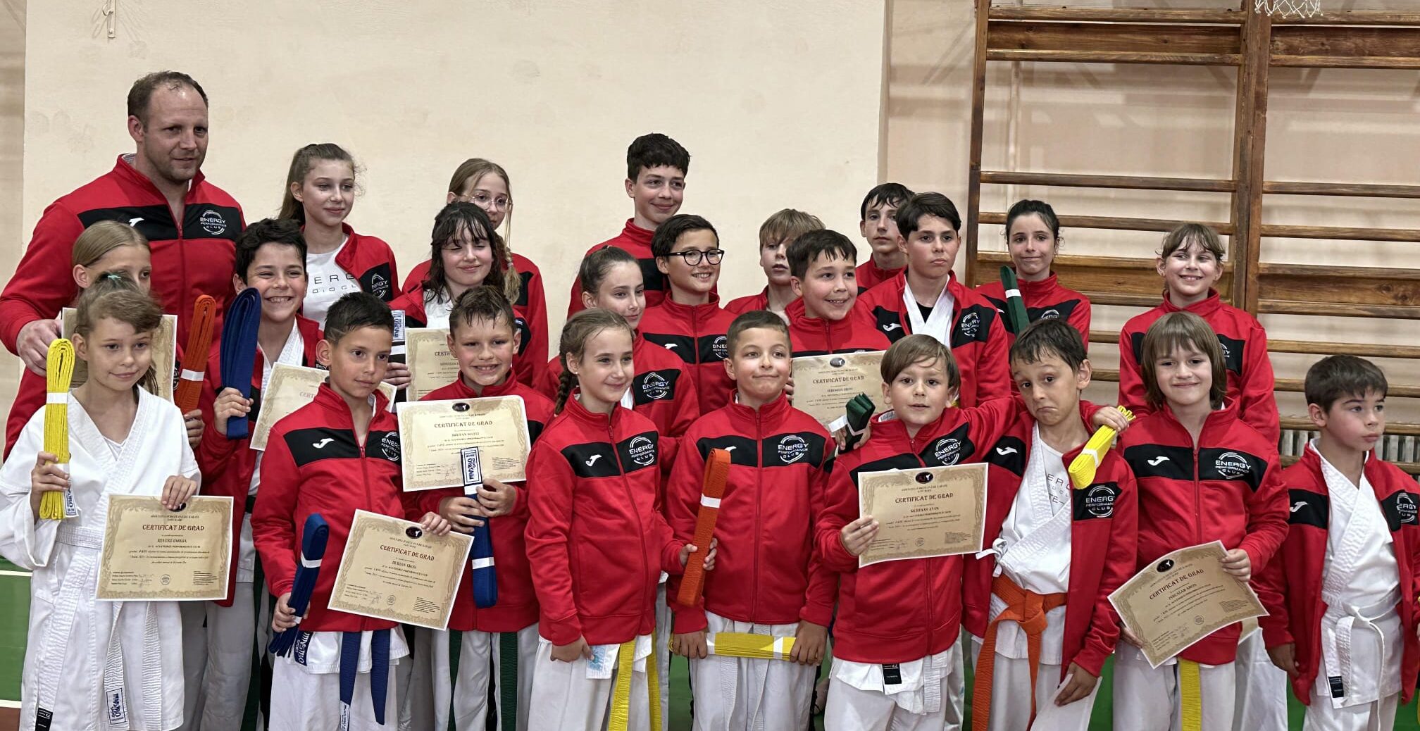 ARTE MARȚIALE: Exemen de centură trecut cu brio de 110 karateka din cadrul AJ Karate!