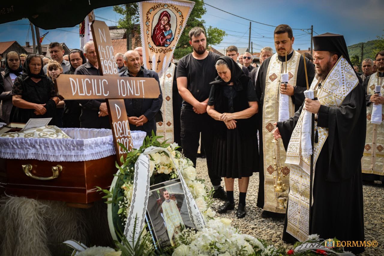 FOTOGALERIE. DRAMĂ. Părintele Ionuț Duciuc, condus pe ultimul său drum pământesc