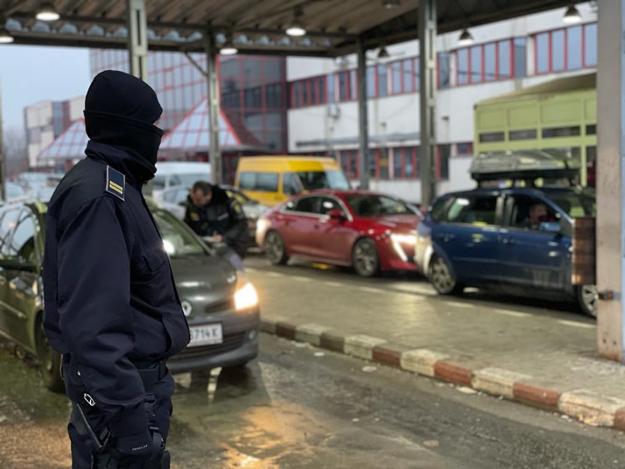 Doi urmăriți general reținuți la intrarea în România