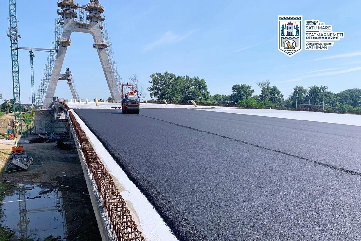 FOTO: Se toarnă asfalt pe noul pod peste Someș