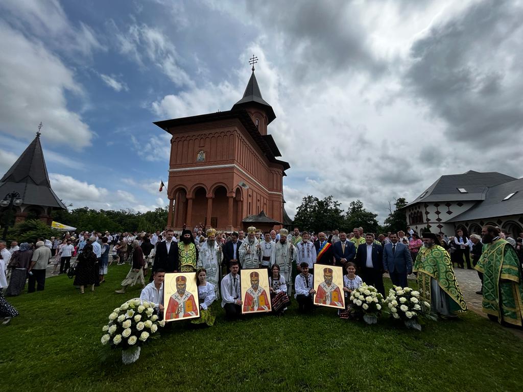 Mănăstirea Scărișoara în straie de SĂRBĂTOARE!