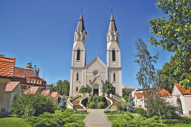 Biserica romano-catolică Calvaria, una dintre cele mai frumoase biserici din Satu Mare, un exemplu splendid al arhitecturii neogotice